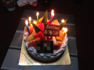 退院祝いのケーキにお父さんお帰りと書かれている写真