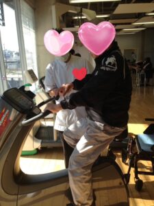 脳梗塞で倒れた父がリハビリで懸命に歩行訓練をしている様子